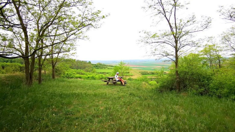 Idyllischer Rastplatz nahe der Hiatahütte, © Weinstraße Weinviertel