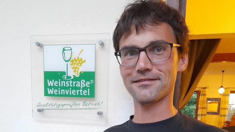 Dominik Bayer führt seinen Heurigen in Kammersdorf, © Weingut Bayer