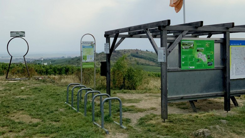 Rastplatz für Radfahrer und Wanderer mit herrlicher Aussicht, © Max Filipsky