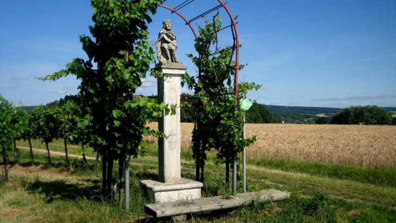 Das Mautkreuz hat seinen Platz zwischen Feldern und Weingärten, © Marktgemeinde Hohenwarth-Mühlbach