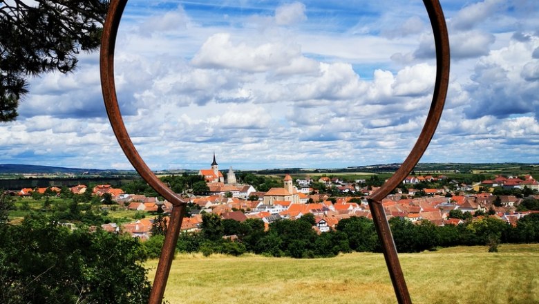 Das Schlüsselerlebnis liegt direkt am Wanderweg, © Weinstraße Weinviertel