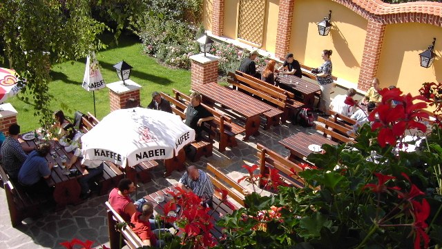 Der schöne Gastgarten lädt zum Verweilen ein, © Stefan Mold