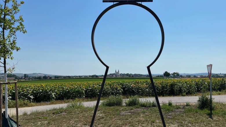 Schlüsselerlebnis mit Blick auf die Kirche von Wullersdorf, © Weinstraße Weinviertel