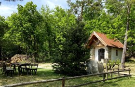 Gemütlicher Platz bei der Hubertuskapelle, © Weinstraße Weinviertel